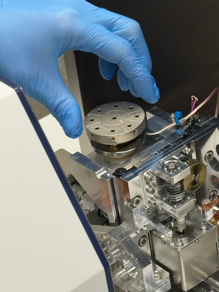 Загрузка образца в SEM, Helios G4 PFIB